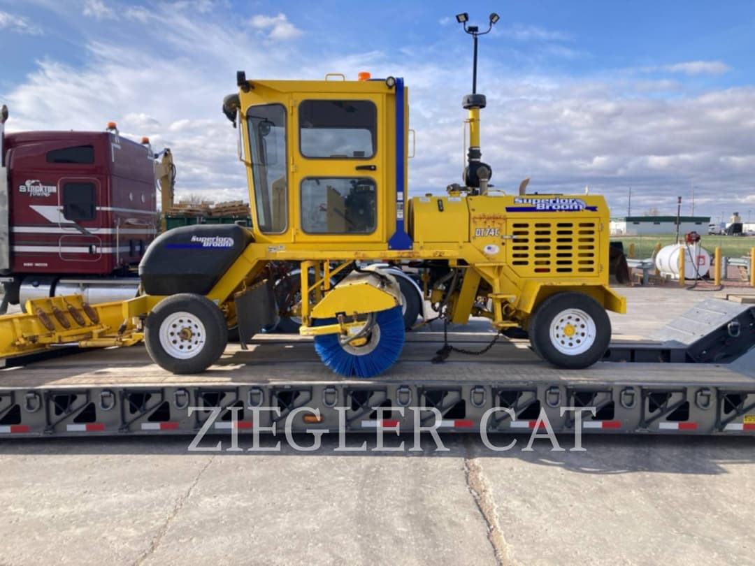 Image of Superior Broom DT74C Image 1