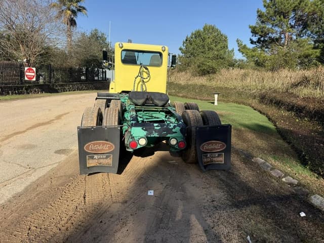 Image of Peterbilt 348 equipment image 3