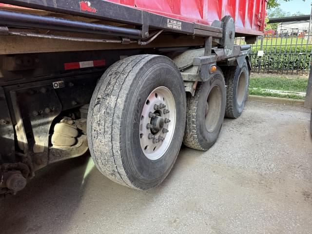 Image of Peterbilt 348 equipment image 1