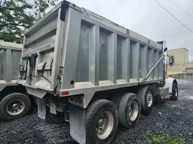 Image of Peterbilt 365 equipment image 4