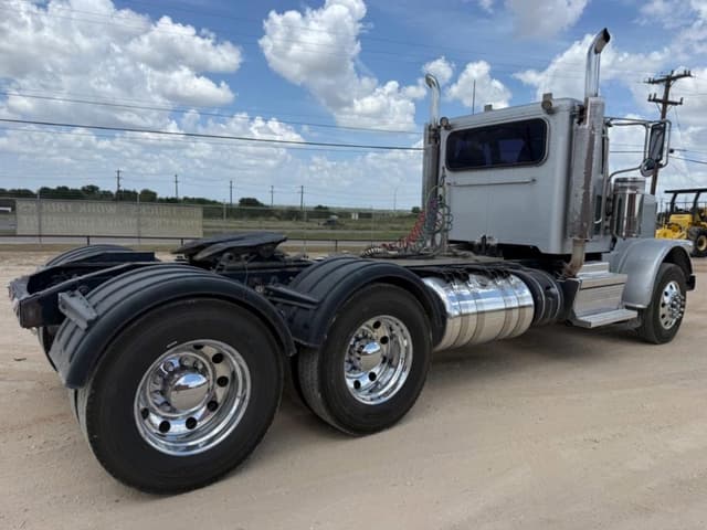 Image of Peterbilt 389 equipment image 4