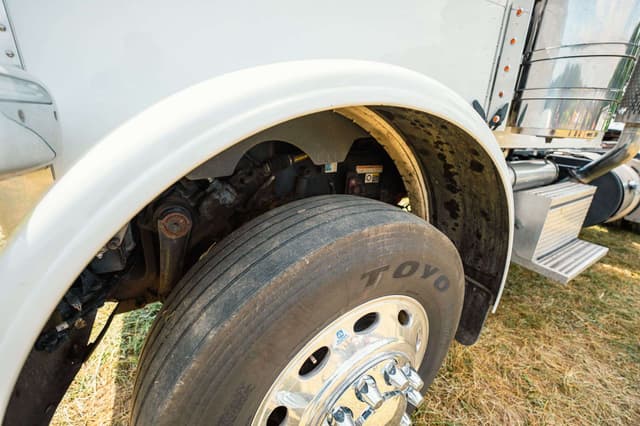 Image of Peterbilt 389 equipment image 4