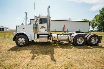 Main image Peterbilt 389