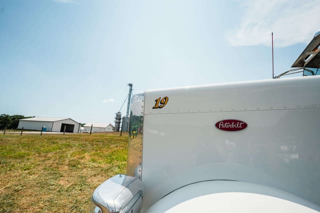 Image of Peterbilt 389 equipment image 2