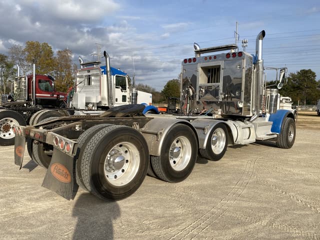 Image of Peterbilt 389 equipment image 2