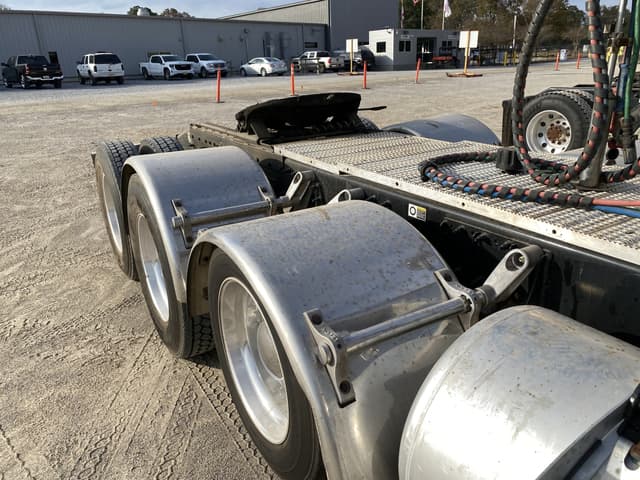 Image of Peterbilt 389 equipment image 4