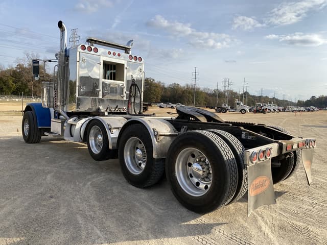 Image of Peterbilt 389 equipment image 1