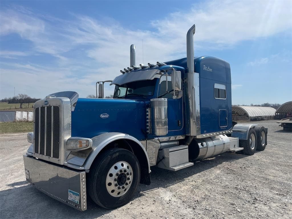 Image of Peterbilt 389 Primary image