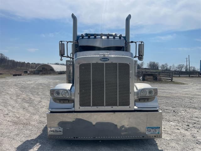 Image of Peterbilt 389 equipment image 1