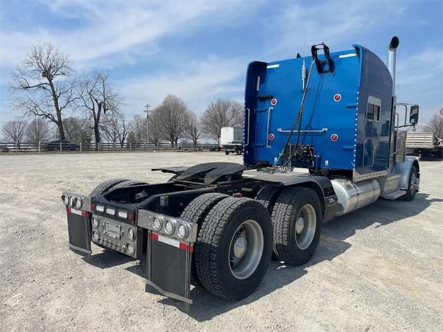 Image of Peterbilt 389 equipment image 4