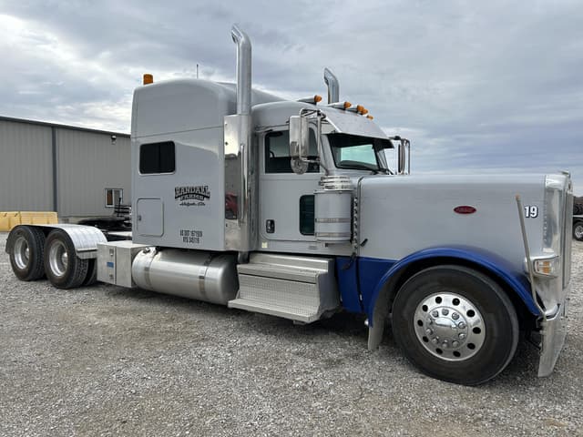 Image of Peterbilt 389 equipment image 1