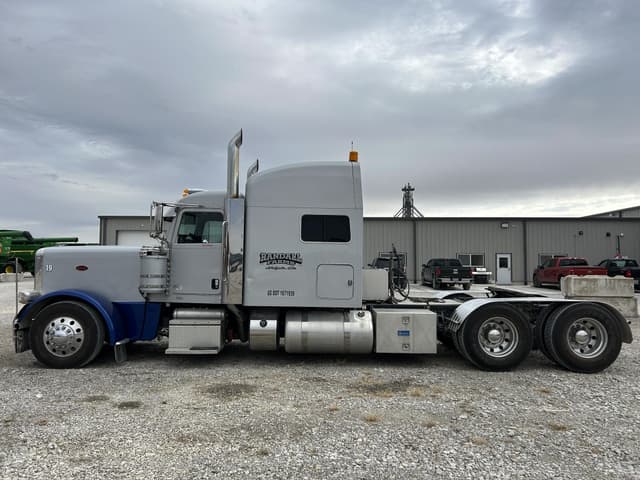 Image of Peterbilt 389 equipment image 2