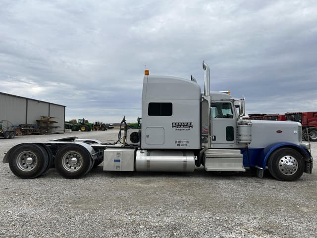 Image of Peterbilt 389 equipment image 3