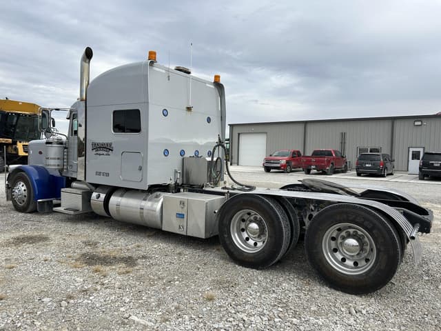 Image of Peterbilt 389 equipment image 4