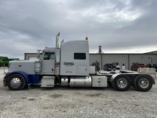 Image of Peterbilt 389 equipment image 2