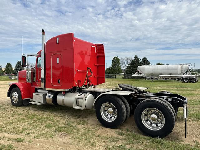Image of Peterbilt 389 equipment image 2