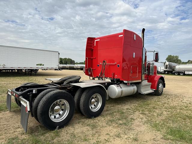 Image of Peterbilt 389 equipment image 4