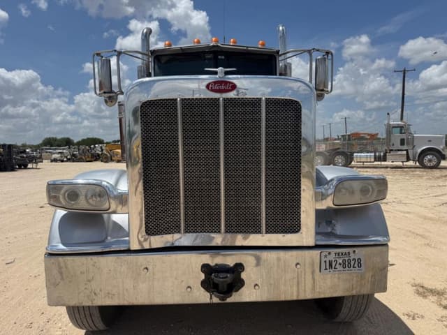 Image of Peterbilt 389 equipment image 1