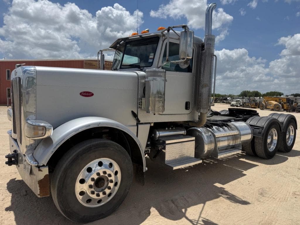 Image of Peterbilt 389 Primary image