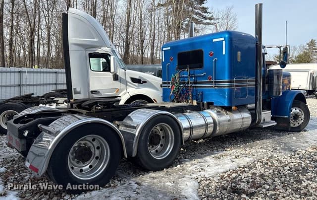 Image of Peterbilt 389 equipment image 4