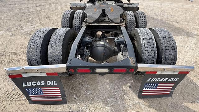 Image of Peterbilt 389 equipment image 4