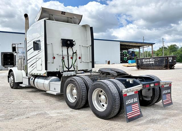 Image of Peterbilt 389 equipment image 2