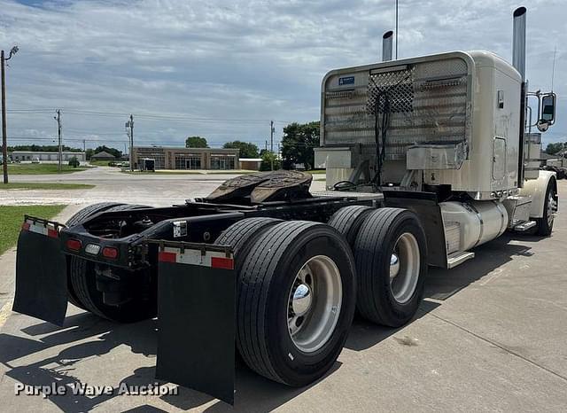 Image of Peterbilt 389 equipment image 4