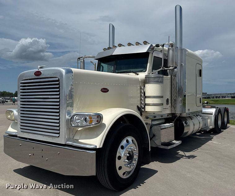 Image of Peterbilt 389 Primary image