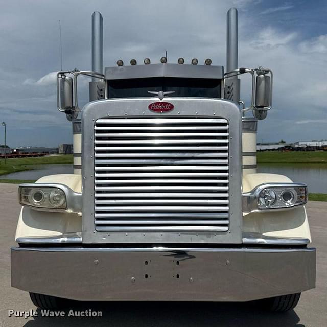 Image of Peterbilt 389 equipment image 1