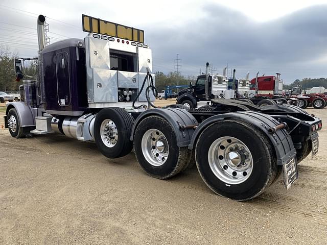 Image of Peterbilt 389 equipment image 1