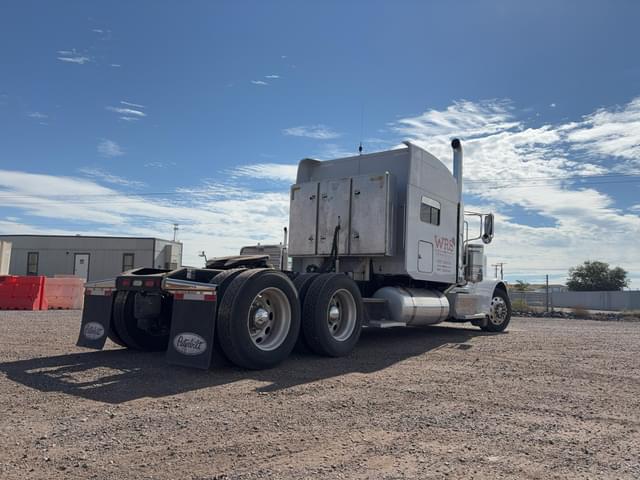 Image of Peterbilt 389 equipment image 4