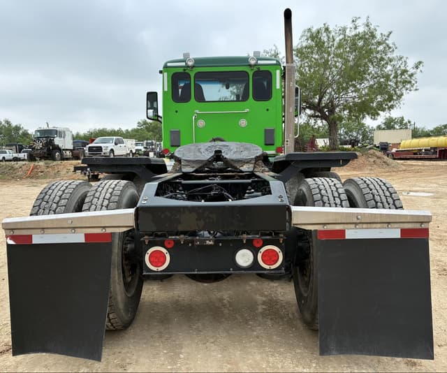 Image of Peterbilt 567 equipment image 4