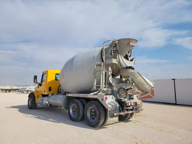 Image of Peterbilt 567 equipment image 2