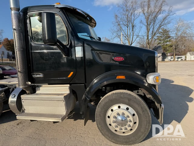 Image of Peterbilt 567 equipment image 2