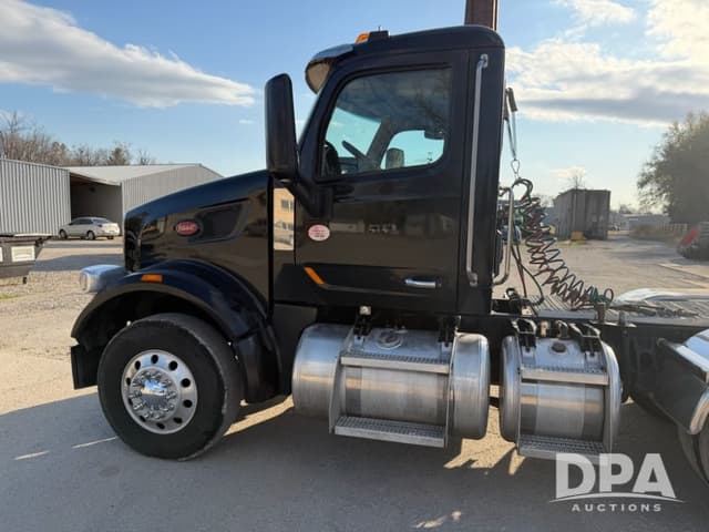 Image of Peterbilt 567 equipment image 3