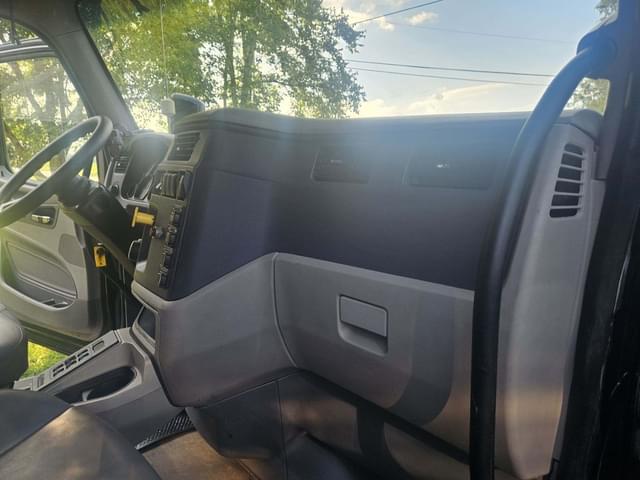 Image of Peterbilt 567 equipment image 4