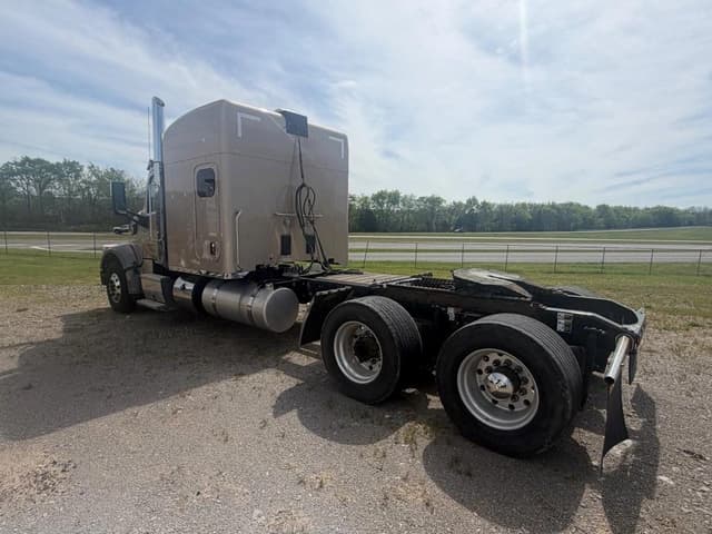 Image of Peterbilt 567 equipment image 3