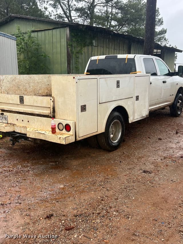 Image of Dodge Ram 3500 equipment image 2