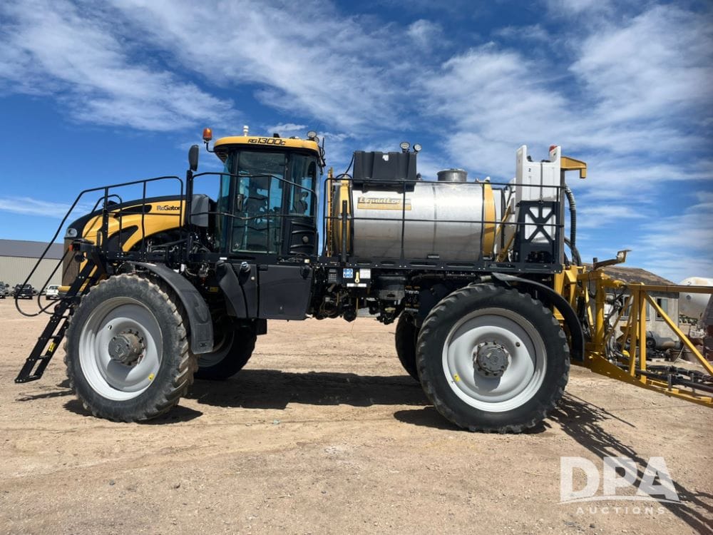 2018 RoGator RG1300C Equipment Image0