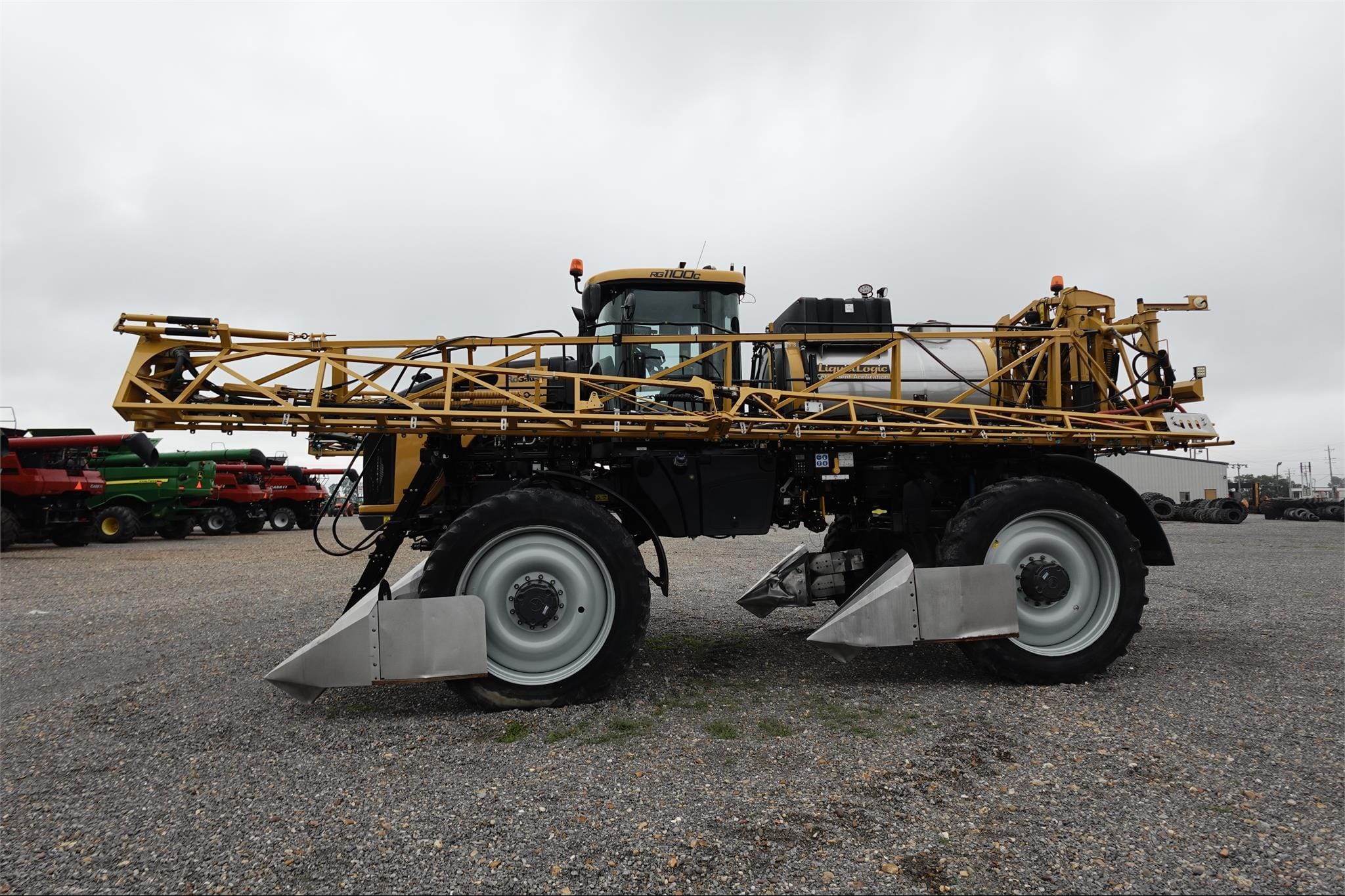 2019 RoGator RG1100C Equipment Image0