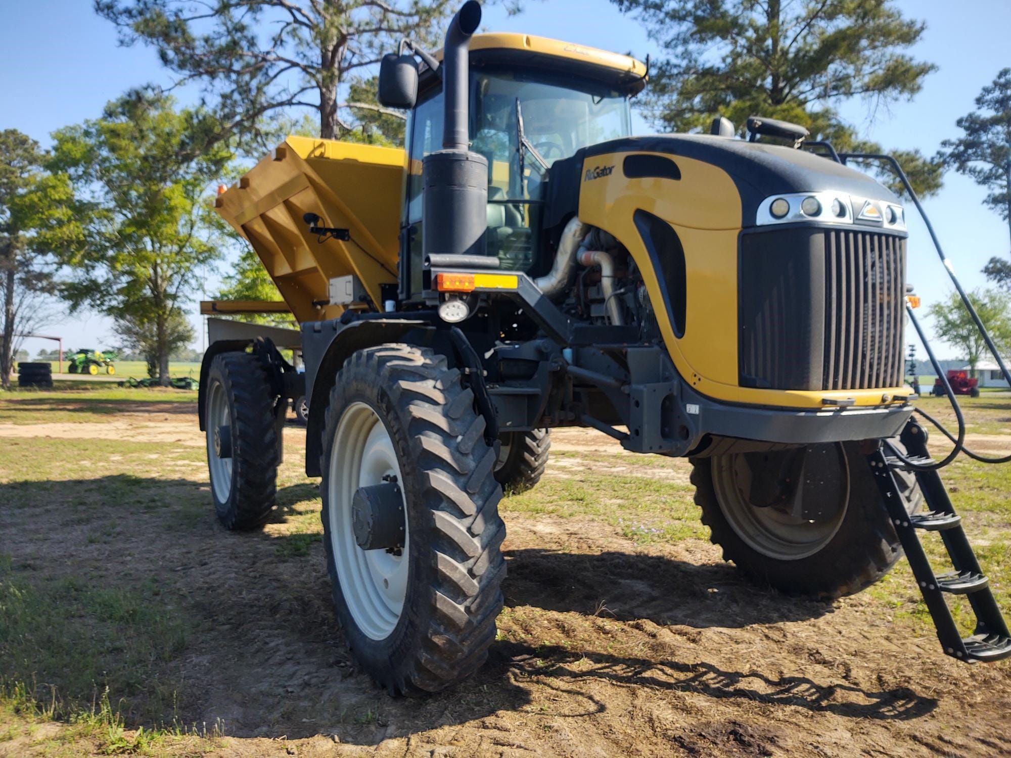 2019 RoGator RG1100C Equipment Image0
