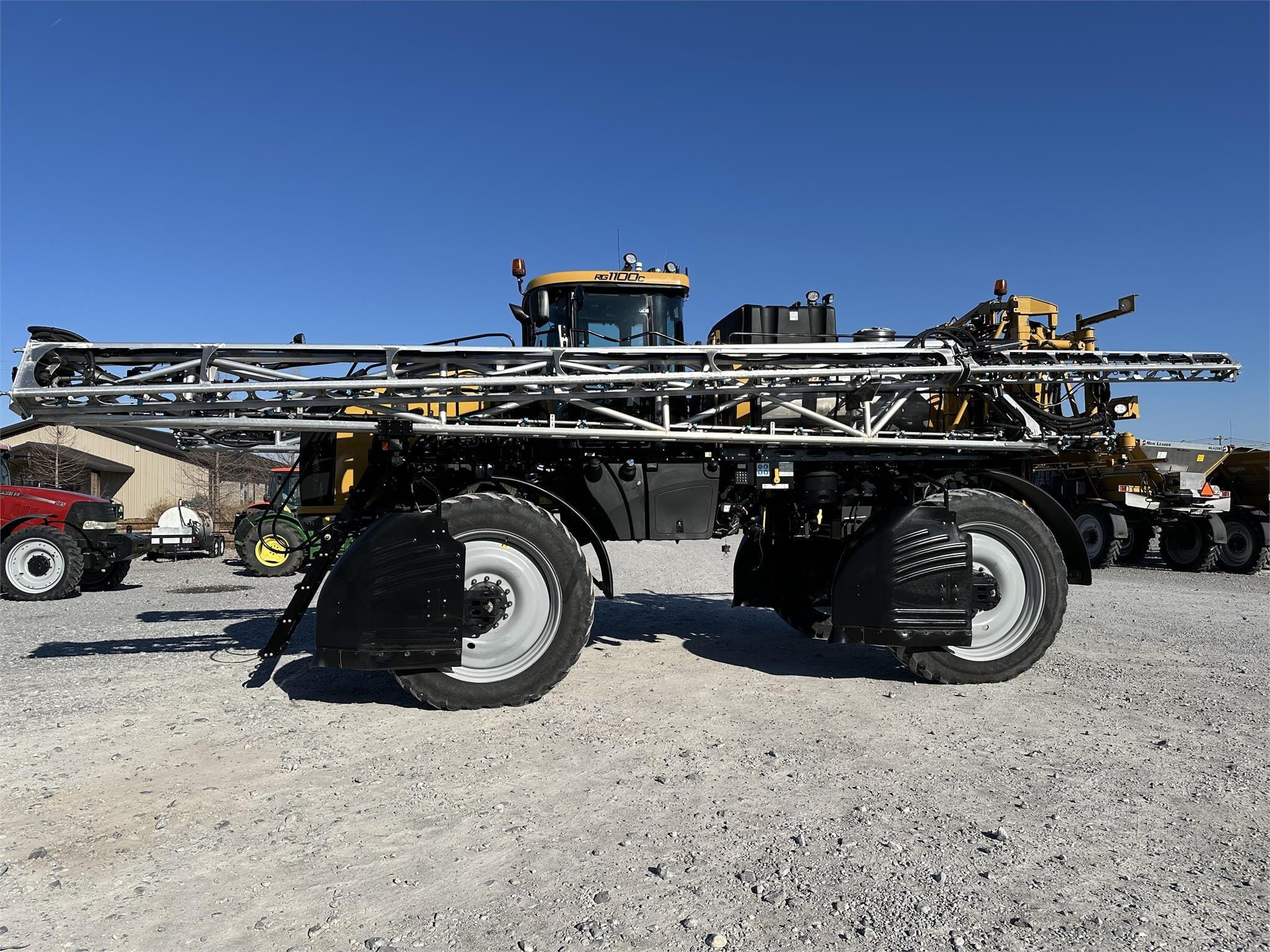 2019 RoGator RG1100C Equipment Image0