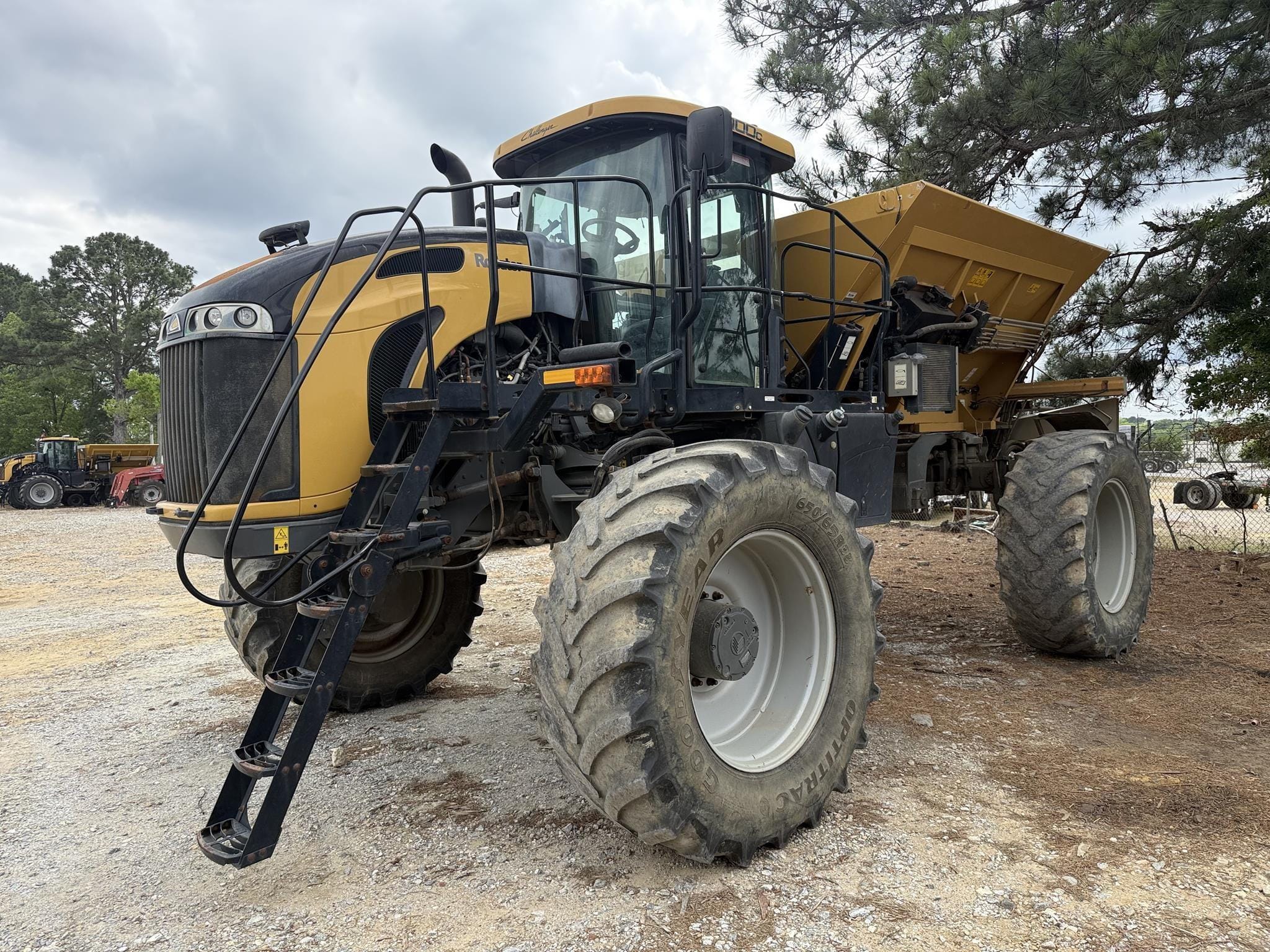 2019 RoGator RG1100C Equipment Image0