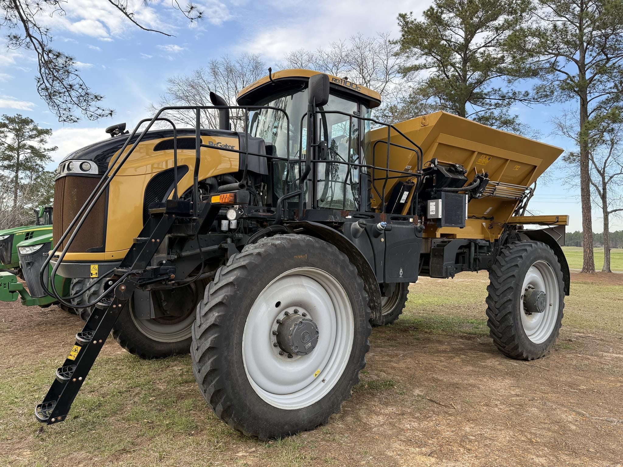 2019 RoGator RG1100C Equipment Image0