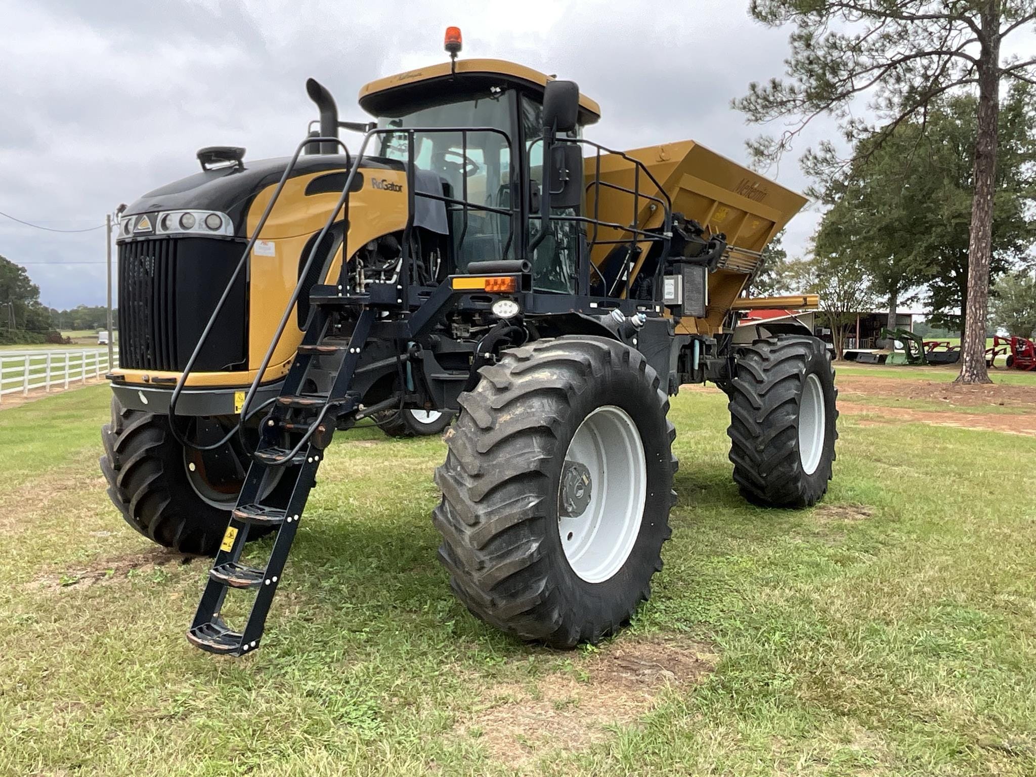 2019 RoGator RG1100C Equipment Image0