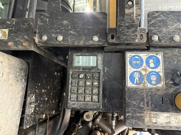 Image of RoGator RG1300C equipment image 4