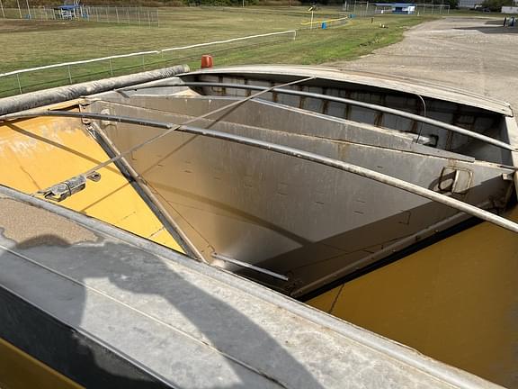 Image of RoGator RG1300C equipment image 2