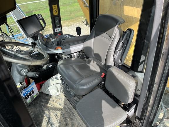 Image of RoGator RG1300C equipment image 4
