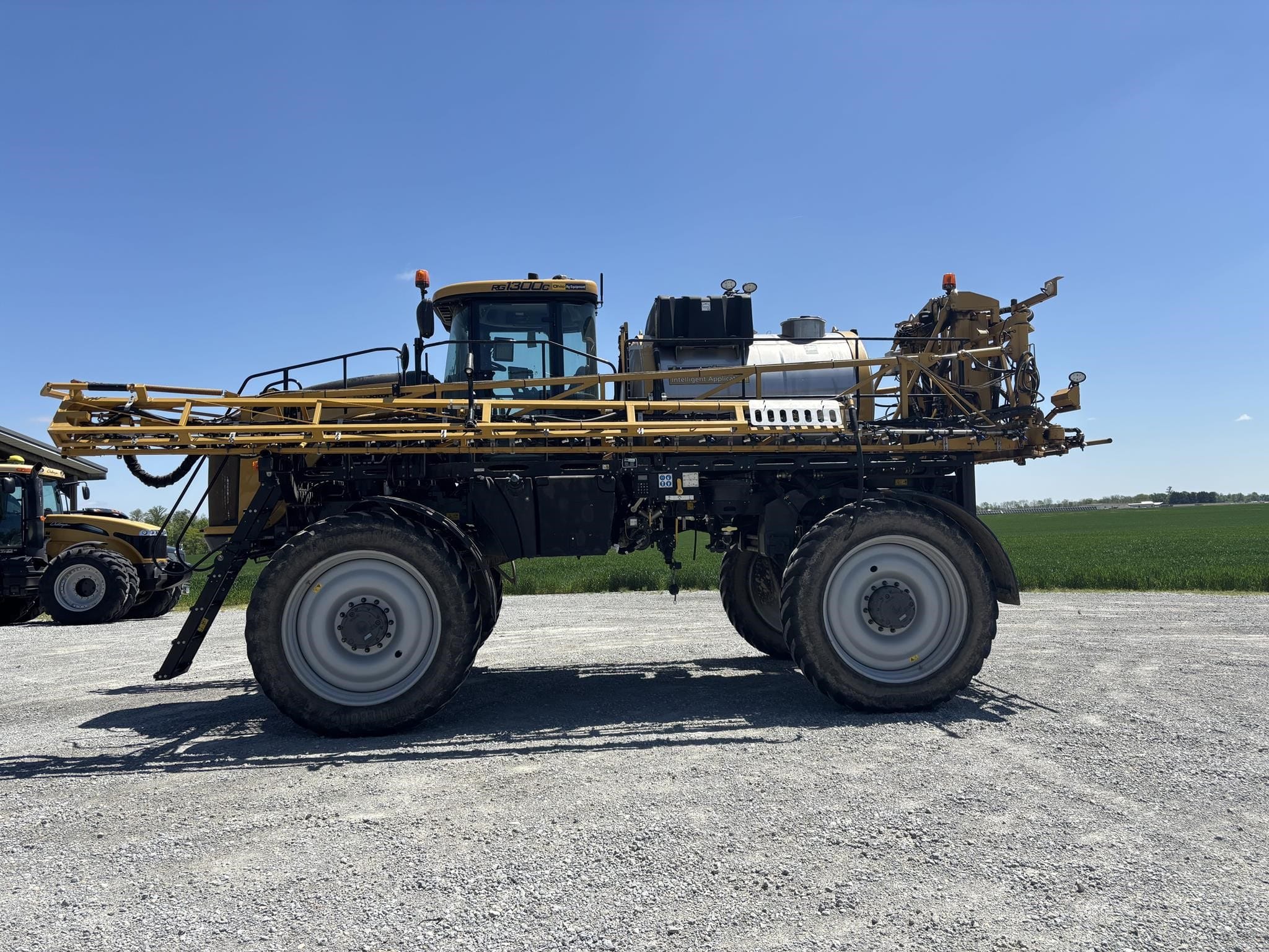 2019 RoGator RG1300C Equipment Image0