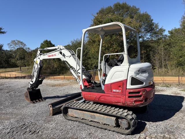 Image of Takeuchi TB235-2 equipment image 3